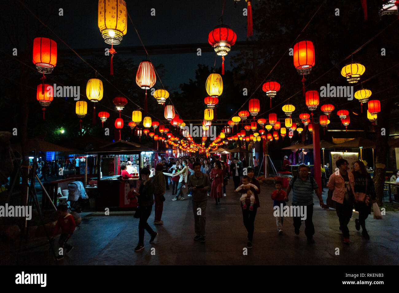 Chinesische Laternen in der Nacht, mit Menschen im Schatten, am Laternenfest gefeiert mit bunten Laternen Displays und Dekorationen im Splendid China, chinesische Kultur Themenpark in Shenzhen, China. Stockfoto