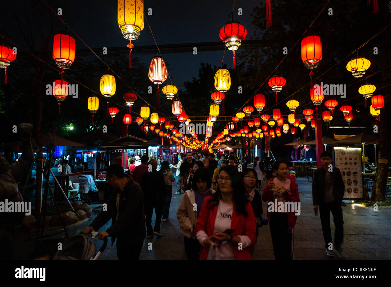 Chinesische Laternen in der Nacht während Laternenfest gefeiert mit bunten Laternen Displays und Dekorationen im Splendid China, chinesische Kultur Themenpark in Shenzhen, China. Stockfoto