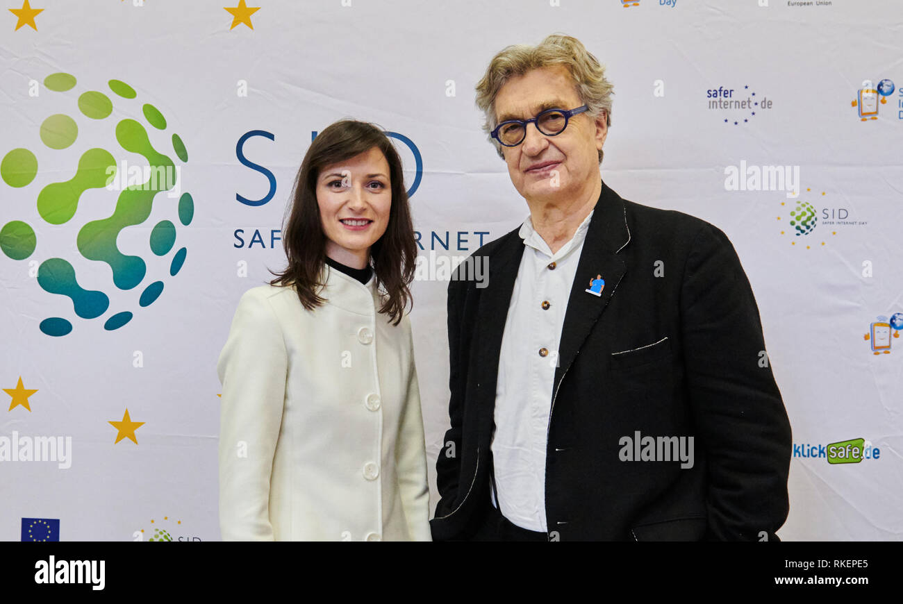 11. Februar 2019, Berlin: EU-Kommissar Mariya Gabriel und Wim Wenders vor dem Foto Wand während des Safer Internet Day. Die Pressekonferenz in der John-Lennon-Gymnasium, zusammen mit den Schülern, beschäftigten sich mit Themen wie soziale Medien, die Förderung der filmischen Erzählung Kunst und Bildung im digitalen Zeitalter. Foto: Annette Riedl/dpa Stockfoto