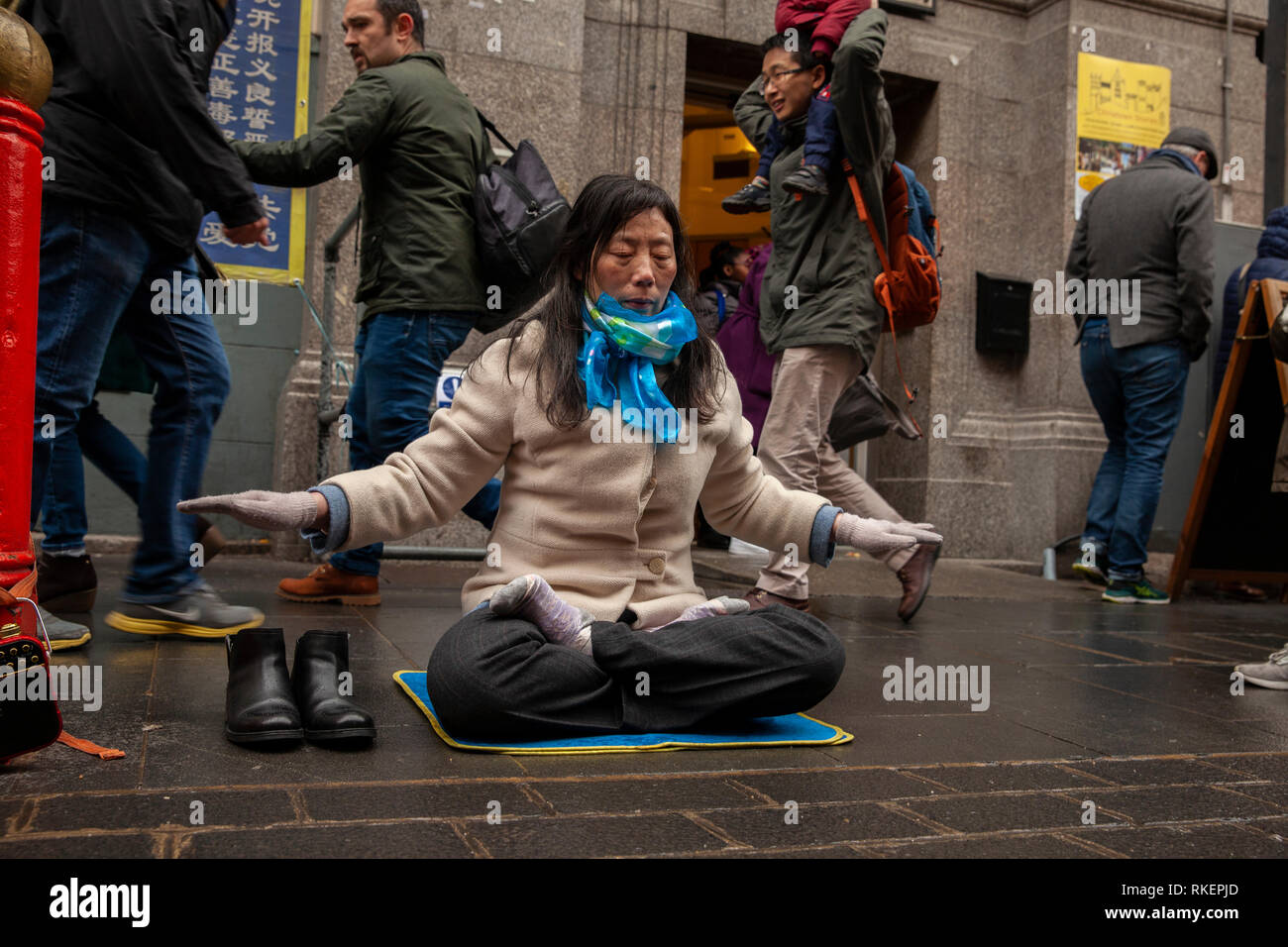 London, UK, 10. Februar, 2019. Chinesische Frau gesehen protestieren gegen chinesische Regierung Eindämmung der Personen, die alte Tradition der Falun Gong während des chinesischen neuen Jahres Feier in China Town, Soho, London, UK. Alamy/Harishkumar Shah Stockfoto