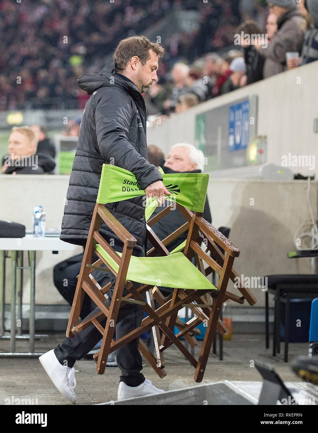 Trainer Markus Weinzierl S Nimmt Einen Stuhl Fussball 1