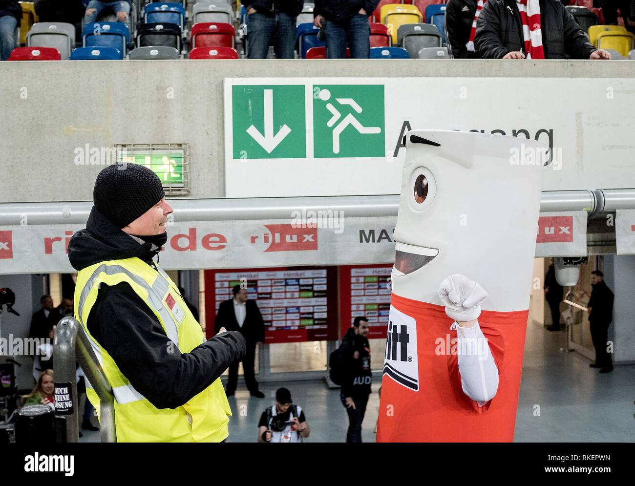 Dusseldorf Deutschland 11 Feb 2019 Funktion Eine Fordernde Maskottchen Eine Pritt Stift Spass Mit Einem Ordner