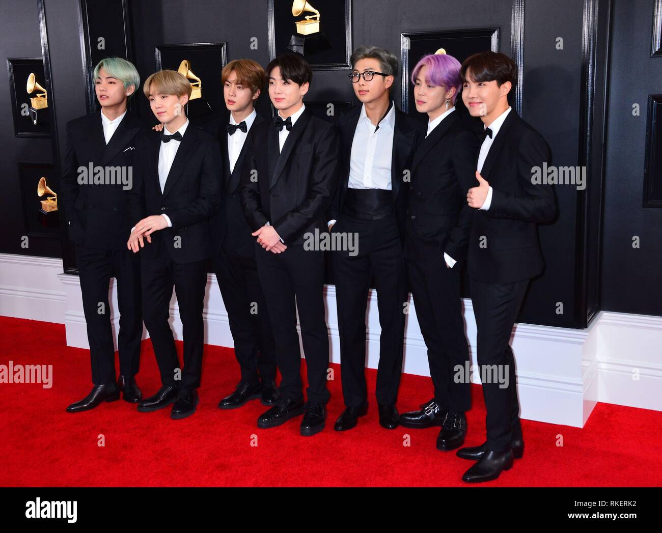 Los Angeles, CA, USA. 10 Feb, 2019. Jin, Suga, J-Hoffnung, RM, Jimin, V, Jungkook, BTS in der Ankunftshalle für die 61. jährlichen Grammy Awards - Ankünfte 2, Staples Center, Los Angeles, CA, 10. Februar 2019. Credit: Tsuni/Everett Collection/Alamy leben Nachrichten Stockfoto