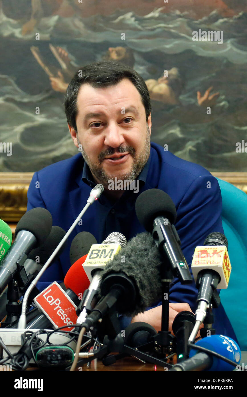 Roma, Italien. 11 Feb, 2019. Matteo Salvini und auf seinen Schultern das Gemälde "Lepanto Battle', mit Booten und Schiffbruch, am 7. Oktober 1571 während der Cipro Krieg gekämpft, zwischen den Osmanen und den Christen Marine Rom 11. Februar 2019. Sala Salvadori. Die Italyn Minister für Innere Angelegenheiten in der Pressekonferenz nach dem Ergebnis der Landtagswahl in den Abruzzen. Foto Samantha Zucchi Insidefoto Credit: insidefoto Srl/Alamy leben Nachrichten Stockfoto