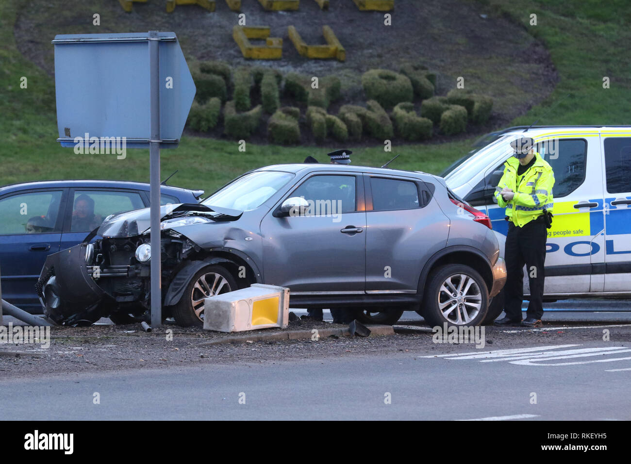 Inverness, Schottland, Großbritannien. 11. Februar 2019: Gab es lange Staus bei der geschäftigsten Kreisverkehr in Inverness am Montag abend nach einer Kollision mit drei Autos. Der Verkehr in die Warteschlange vom Raigmore Interchange für einige Kilometer auf der A96 in Richtung Nairn und Scheune Church Road in Richtung Culloden. Bild: Andrew Smith Credit: Andrew Smith/Alamy leben Nachrichten Stockfoto