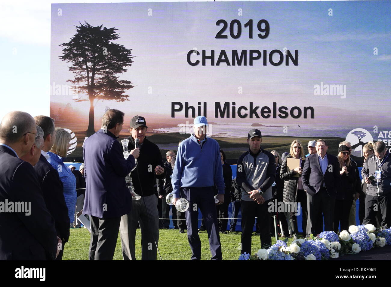 Pebble Beach Golf Links, Kalifornien, USA. 11. Februar, 2019 Pebble Beach Golf Links, CA, USA Phil Mickleson interviewt, die von CBS TV Jim Nantz mit Paul Casey und seine Bewunderer Mannschaft Partner, Don Colleran während der Montag Ende Endrunde in Pebble Beach Golf Course bei AT&T Pro-Am am Kiesel-Strand Credit: Motofoto/Alamy leben Nachrichten Stockfoto