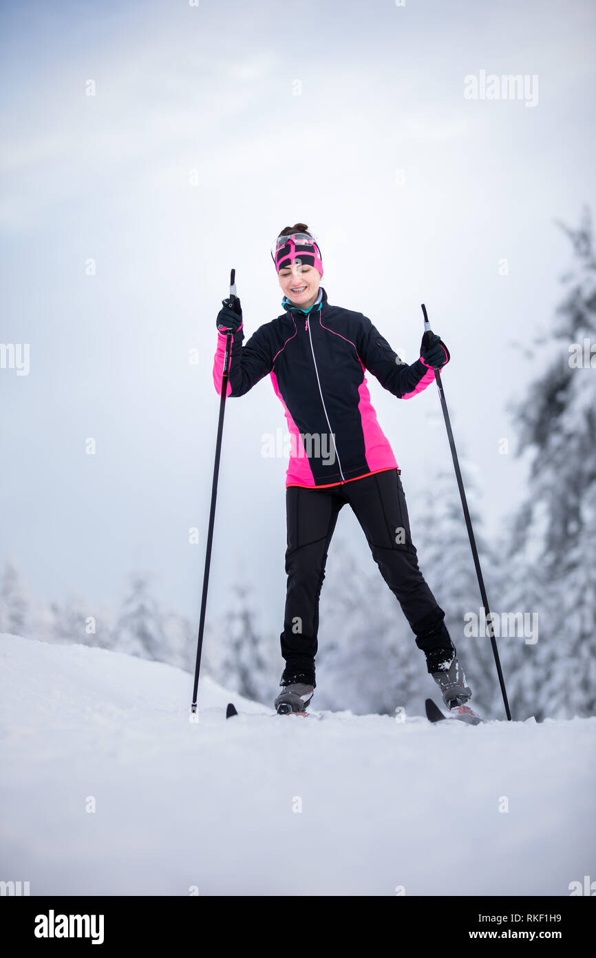 Langlauf: junge frau Langlauf an einem Wintertag Stockfoto