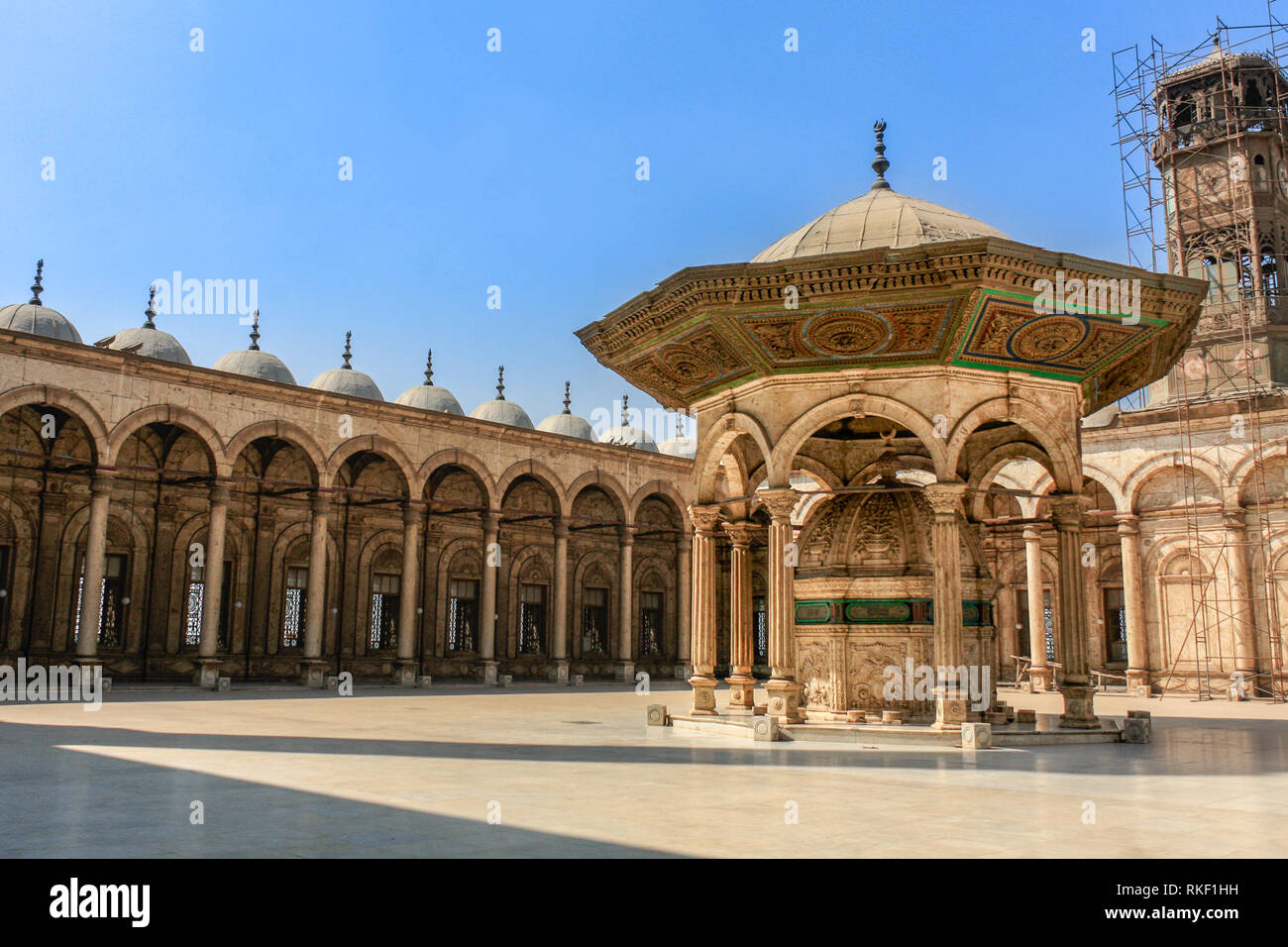 Horizontale Schuß auf den Innenhof der Moschee des Mohammed Ali auf der Zitadelle von Saladin in Kairo, Ägypten. Stockfoto