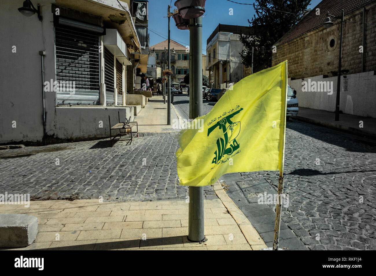Flagge Der Terroristischen Organisation Und Politische Partei Der Hisbollah Winkt Auf Den Strassen Von Baalbek Im Osten Des Libanon Stockfotografie Alamy