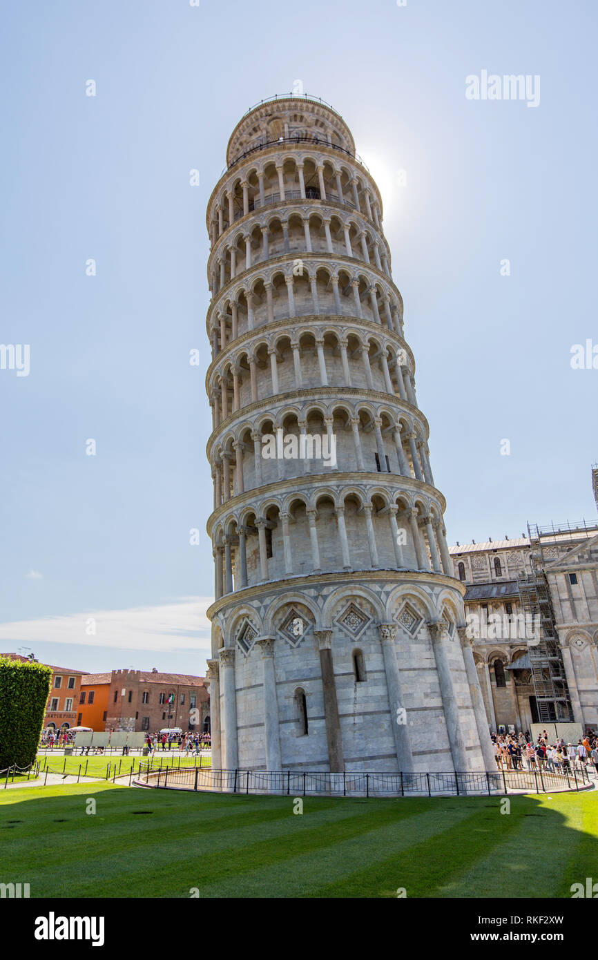 Der schiefe Turm von Pisa ist weltweit bekannt für seine unbeabsichtigte Kippen auf der einen Seite in der Toskana, Italien. Stockfoto