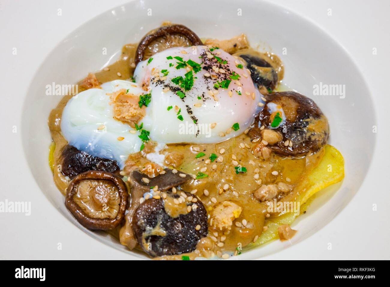 Getrüffelte Ei, béchamel von Pilzen und Foie Toast. Restaurant La Garrocha, Valladolid, Castilla y Leon, Spanien Stockfoto