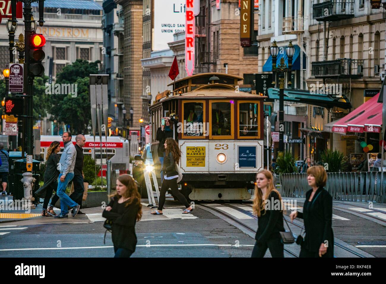 Die Seilbahn an der Powell Street. Rund um den Union Square. San Francisco. Kalifornien, USA Stockfoto