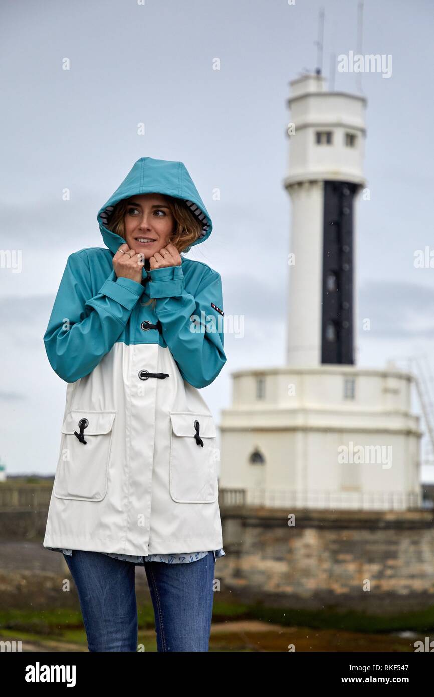Frau mit Regenjacke im Regen, Leuchtturm, Mündung des Flusses Adour,  Biarritz, Anglet, Atlantische Pyrenäen, Frankreich, Europa Stockfotografie  - Alamy