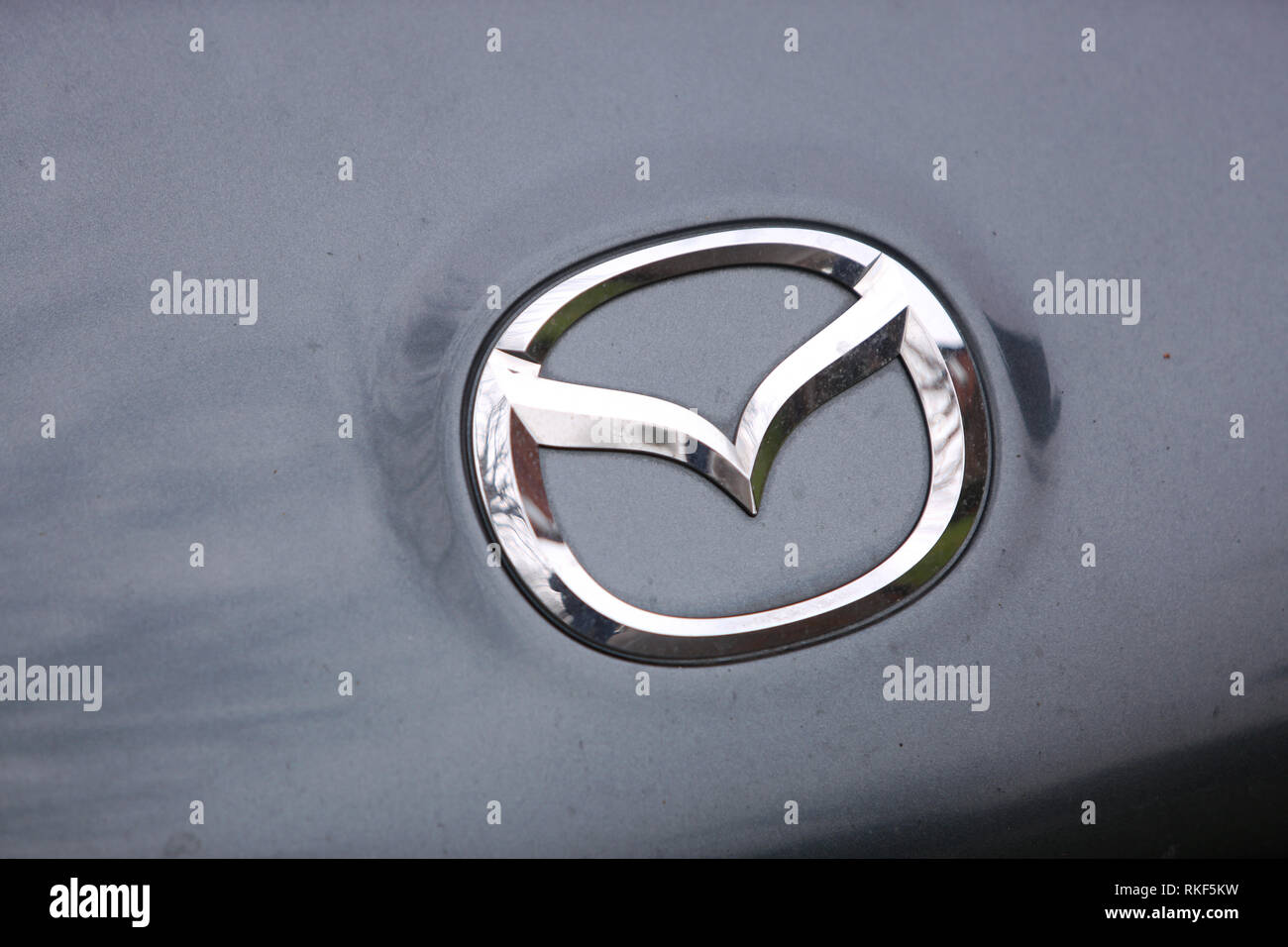 Mazda auto Symbol und Logo, UK. Stockfoto