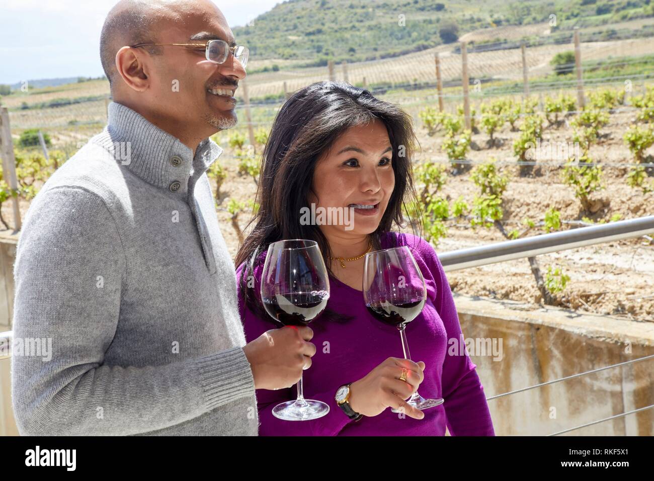 Touristen, Weinprobe, Bodegas Baigorri, Samaniego, Rioja Alavesa, Araba, Baskenland, Spanien, Europa Stockfoto