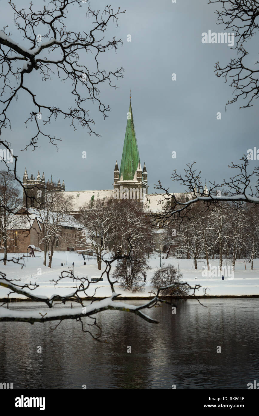 Nidarosdomen Kathedrale von nidelva Fluss in Trondheim. Schönen Winter. Die meisten berühmten gotischen, norwegische Kirche. Stockfoto