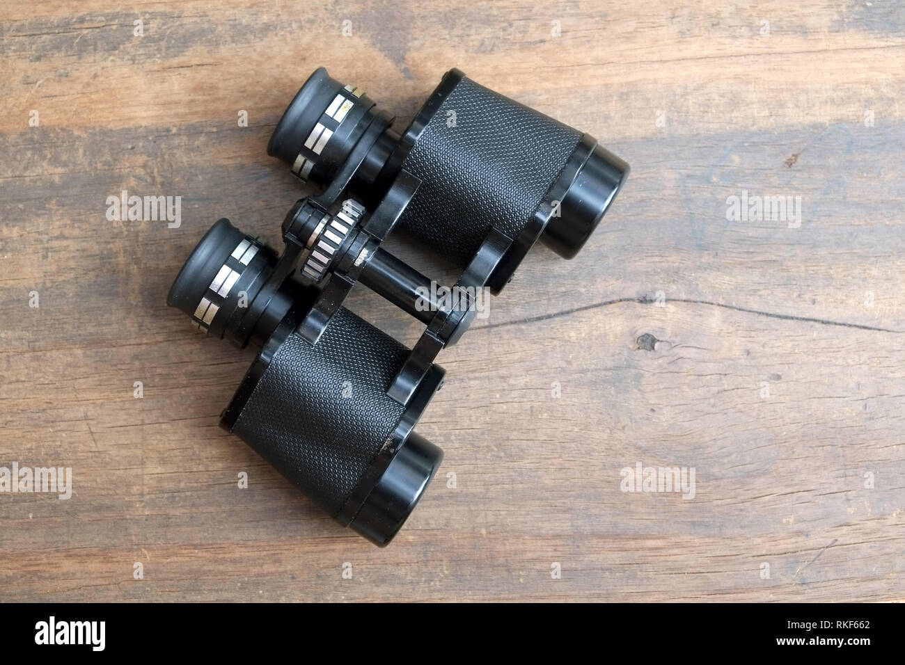 Retro schwarz Fernglas auf vintage Holz- hintergrund Draufsicht closeup Stockfoto