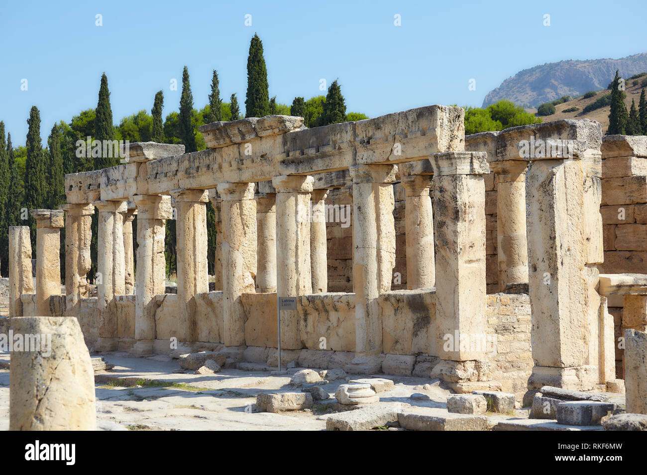 Pamukkale, Türkei - 18. August 2011: Ruinen der antiken latrins Latrina, die in der antiken Stadt Hierapolis. Seit 1988, Hierapolis ist als UNES aufgeführt Stockfoto