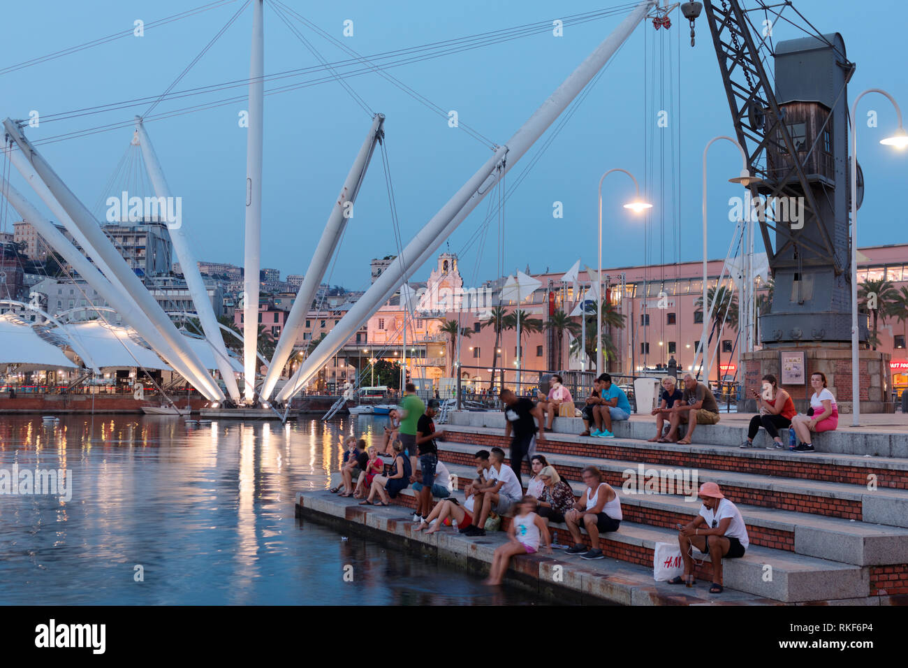 Genua, Italien - August 5, 2018: die Menschen auf See ruhen im alten Hafen, Porto Antico in einem Sommerabend. Der Panoramalift, Bigo, dem eine vollständige bietet Stockfoto