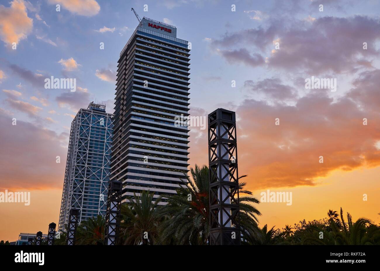 Mapfre Turm und das Hotel Arts, Port Olimpic, Barcelona, Katalonien, Spanien, Europa Stockfoto