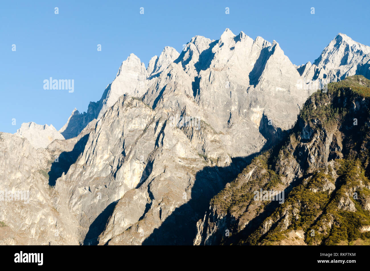 Die gezackten Gipfel des Tiger Leaping Gorge, Yunnan, China Stockfoto
