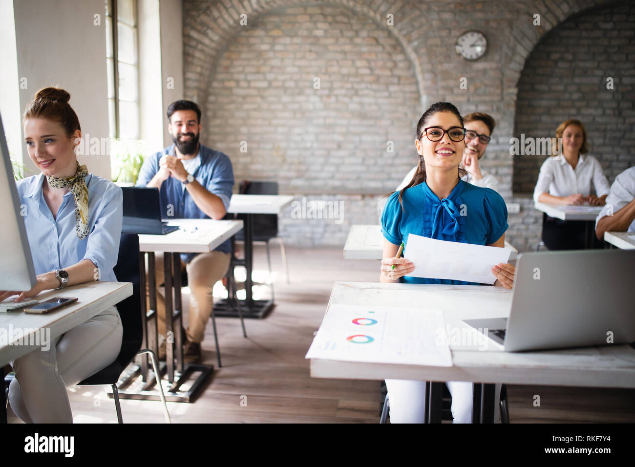 Erfolgreiche glücklichen Gruppe von Menschen lernen Software Engineering und Business während der Präsentation Stockfoto