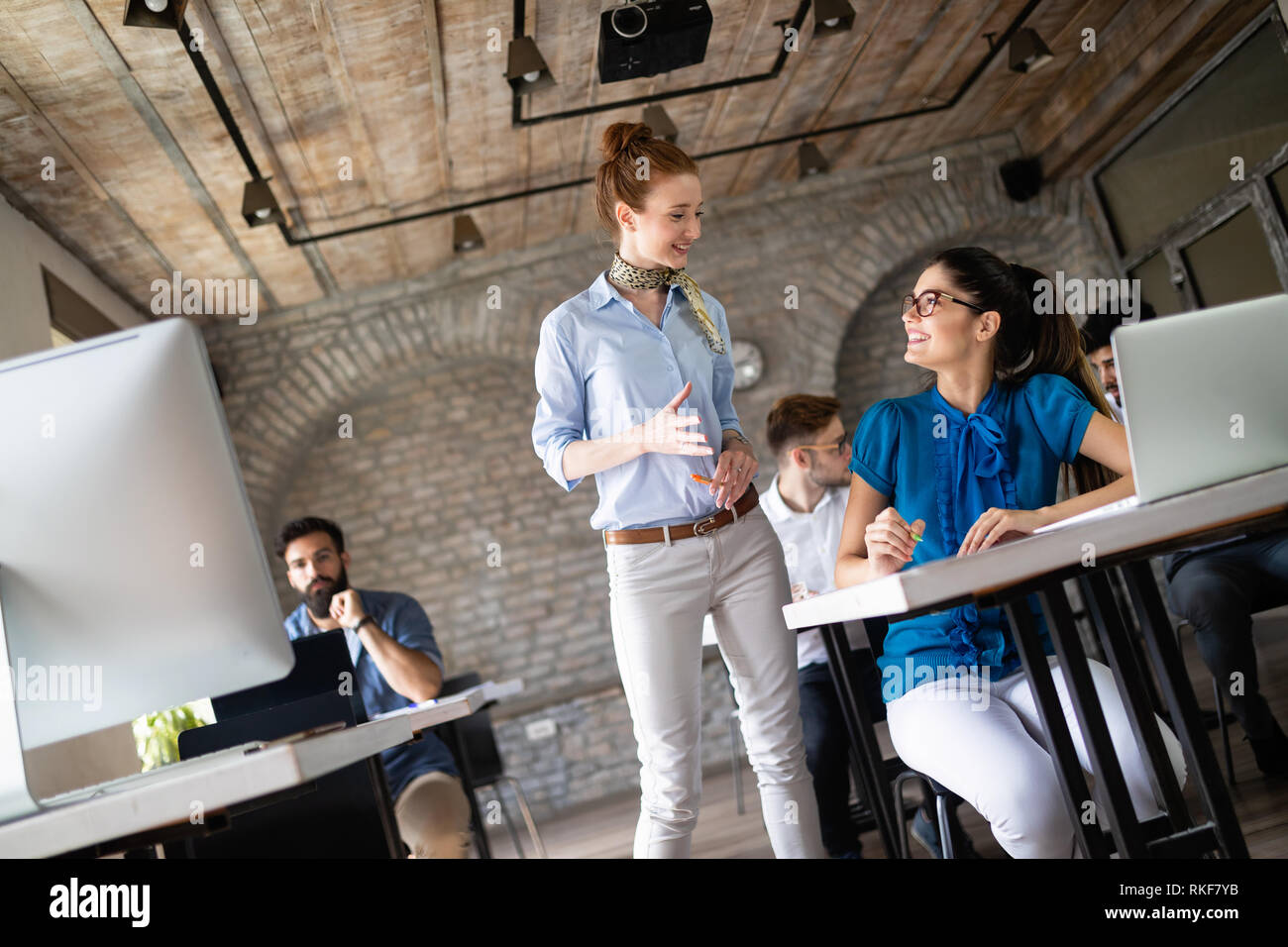 Erfolgreiche glücklichen Gruppe von Menschen lernen Software Engineering und Business während der Präsentation Stockfoto