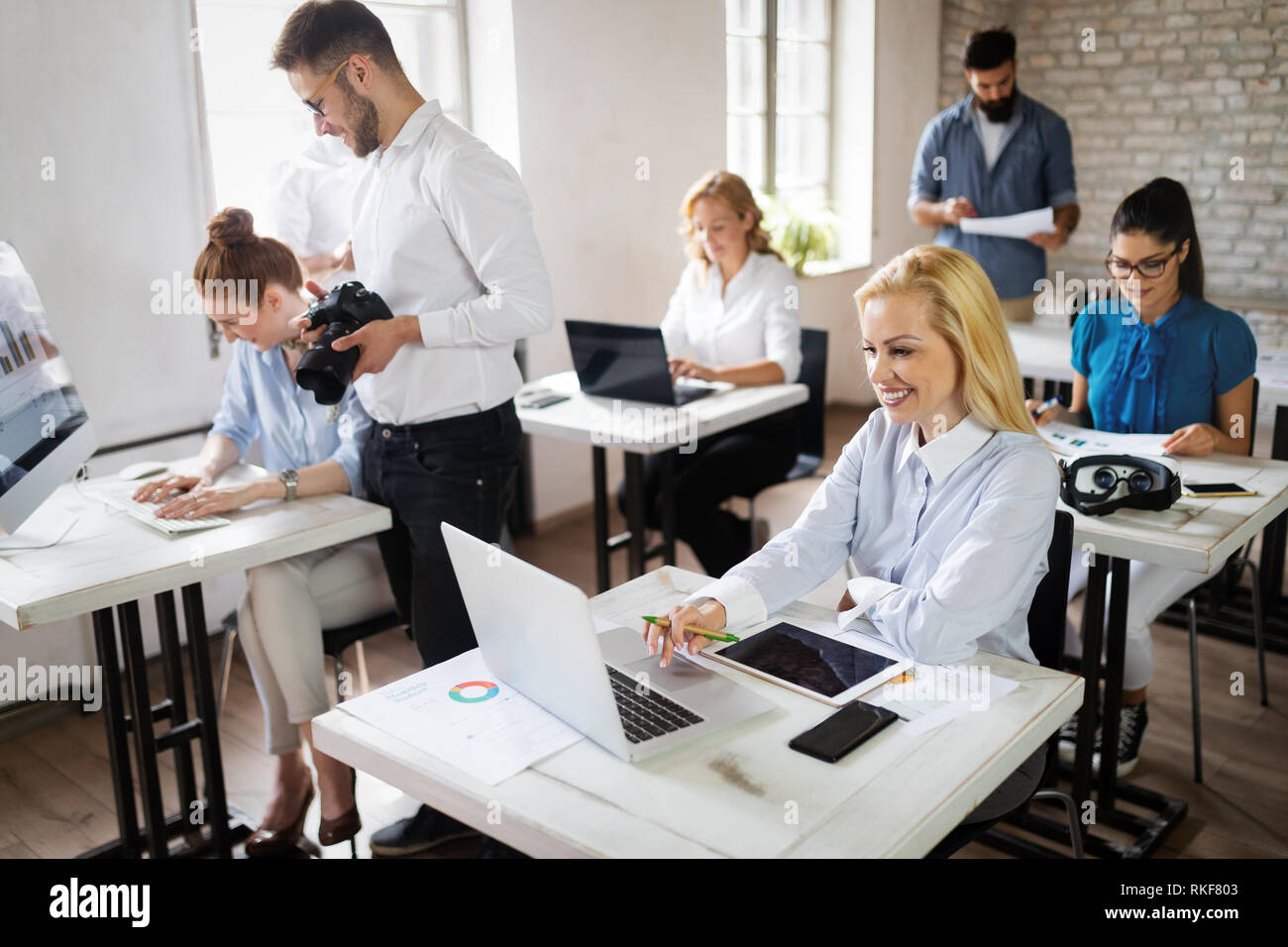 Erfolgreiche glücklichen Gruppe von Menschen lernen Software Engineering und Business während der Präsentation Stockfoto