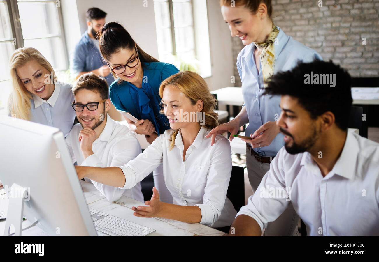 Erfolgreiche glücklichen Gruppe von Menschen lernen Software Engineering und Business während der Präsentation Stockfoto