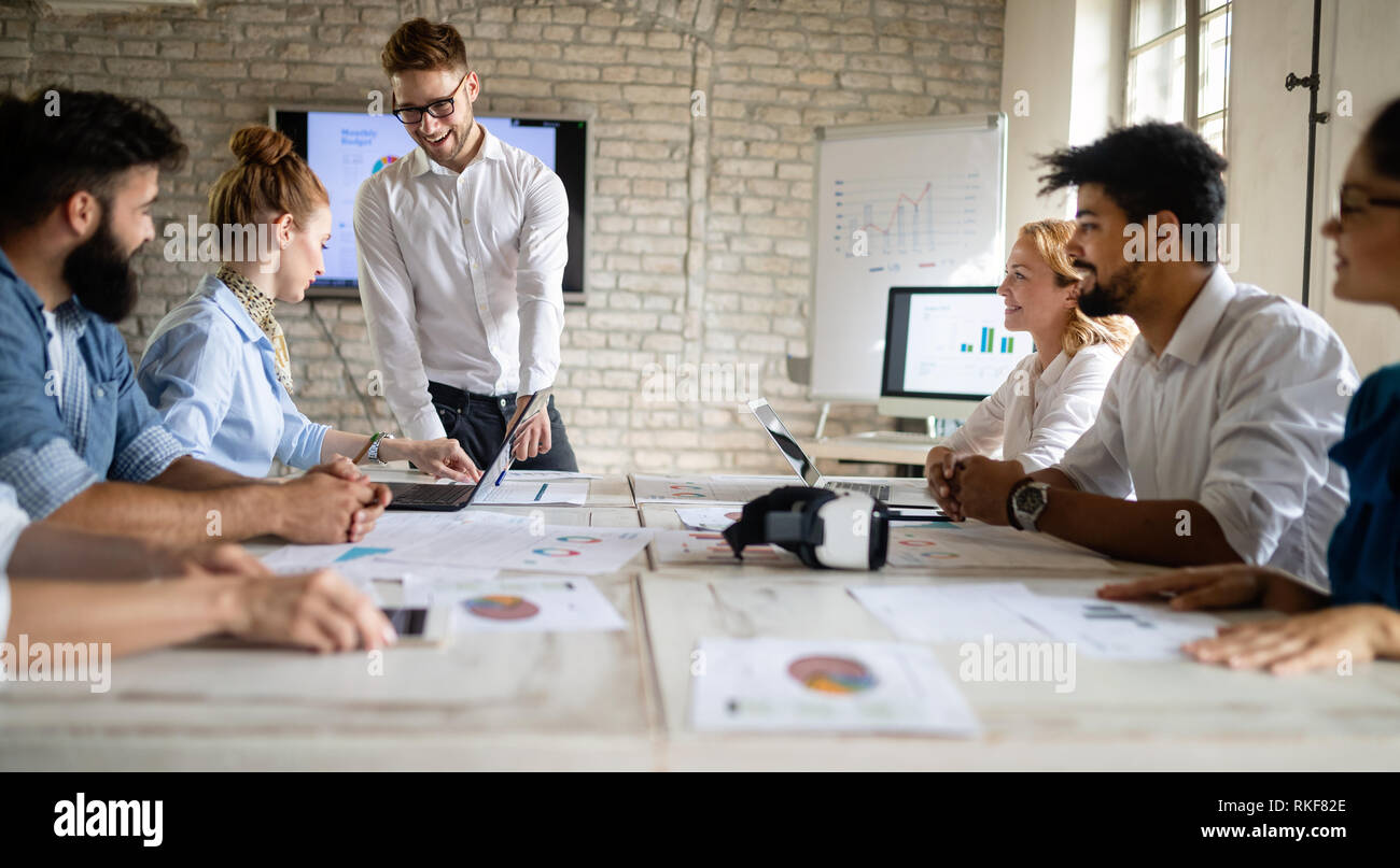 Erfolgreiche glücklichen Gruppe von Menschen lernen Software Engineering und Business während der Präsentation Stockfoto