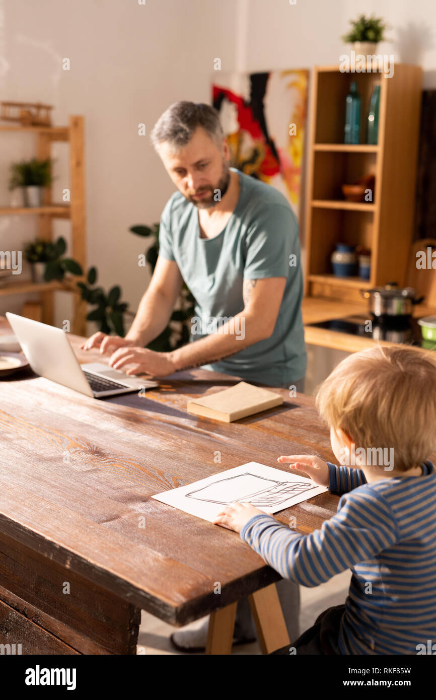 Kleiner Sohn handeln wie der Vater Stockfoto