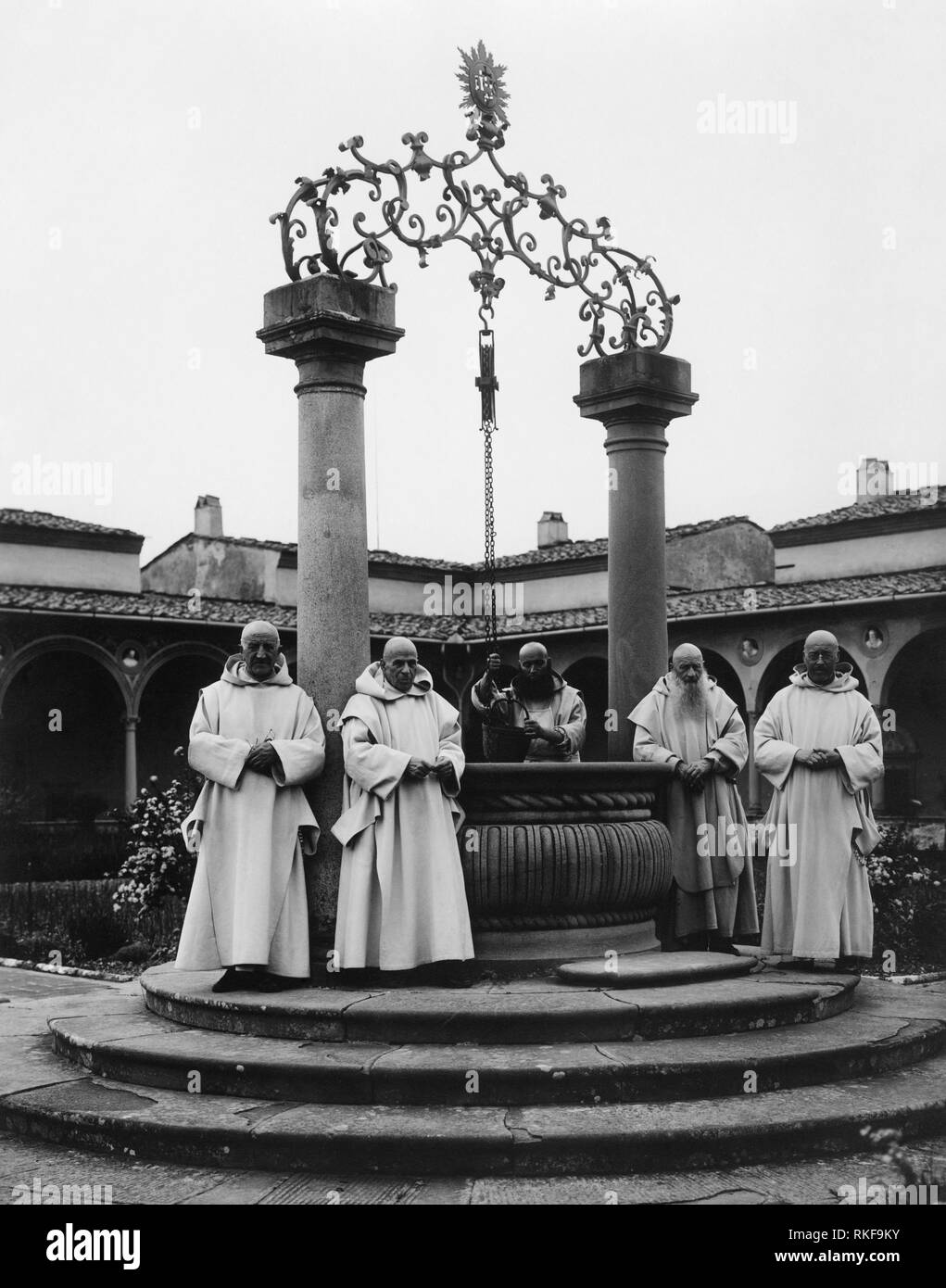 Toskana, Florenz, Zisterzienser Mönche in Der große Kreuzgang der Certosa di Galluzzo, 1910-20 Stockfoto