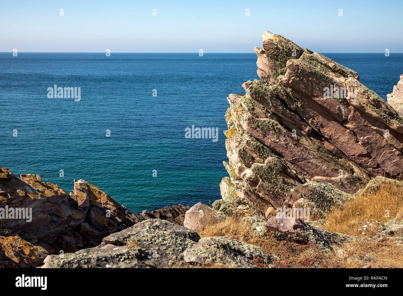 Geschichtete Felsen auf der Alderney Nordküste in der Nähe von Mannez Steinbruch. Stockfoto