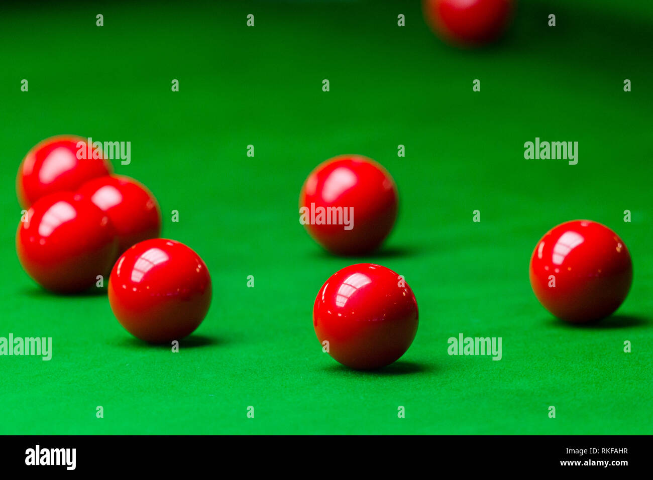 Red snooker ball auf dem Grün, Billard, Snooker Club Stockfoto