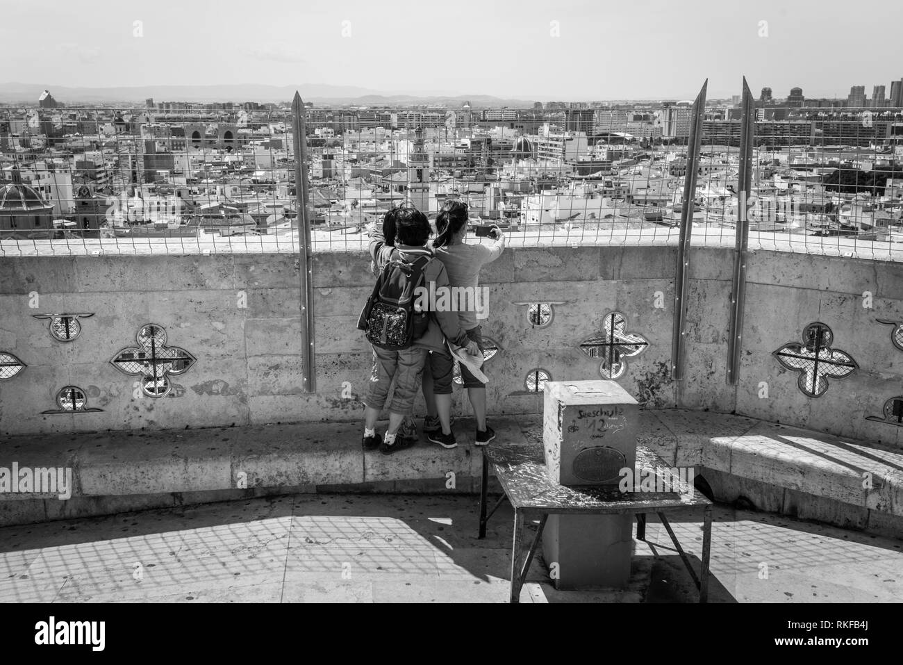 Touristen nehmen Fotos und bewundern Sie die Aussicht auf die Stadt von der Oberseite der Glockenturm der Kathedrale von Valencia in Valencia, Spanien. Stockfoto