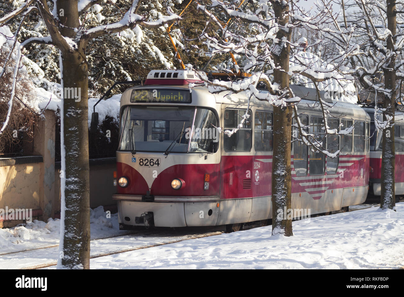 Prag, tschechische Republik - Februar 4, 2019: Straßenbahn im Winter Prag, verschneite Straße mit Straßenbahn im Winter Prag. Bäume und Strasse mit Schnee bedecken. Sonnigen Tag Stockfoto