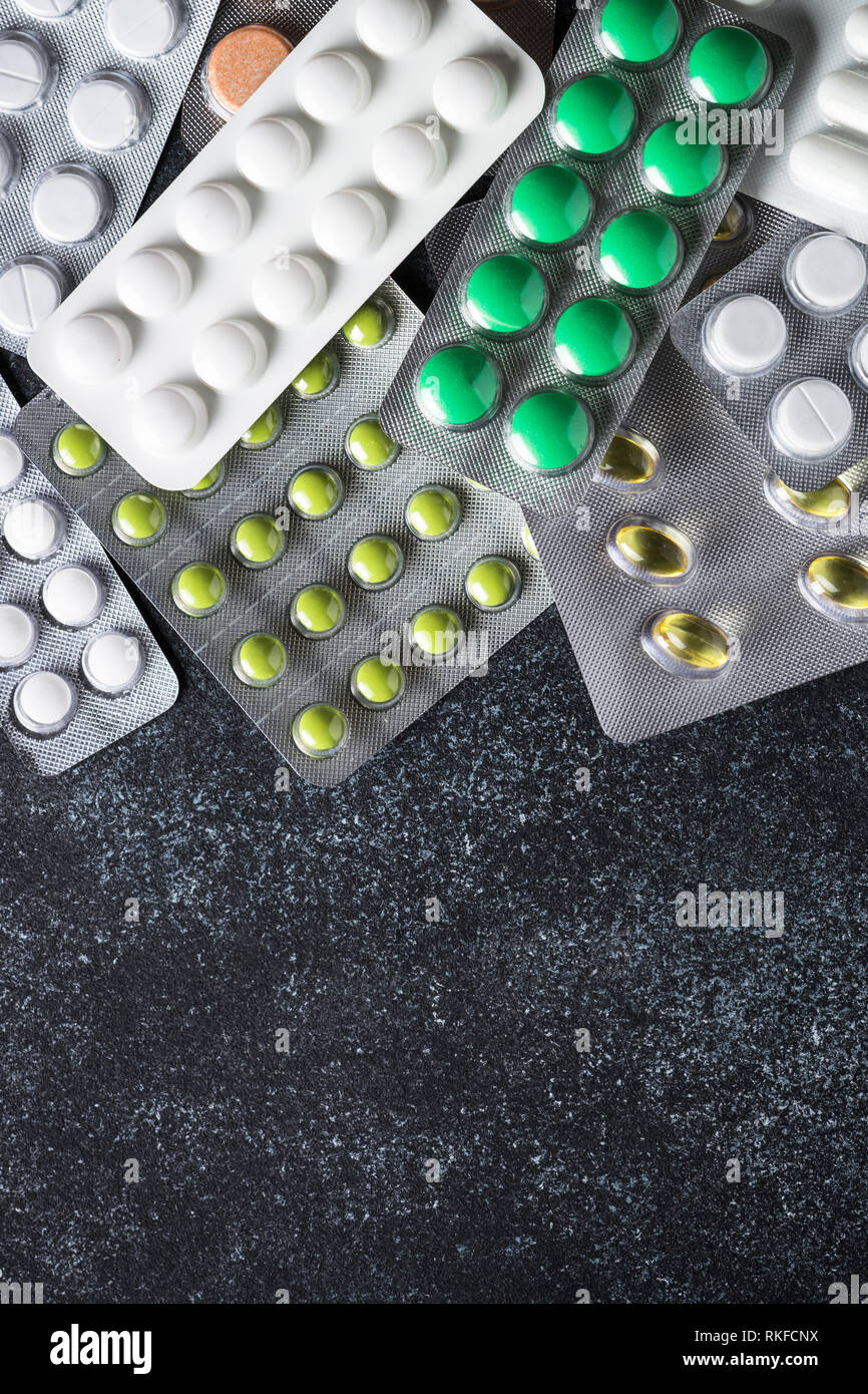 Pillen und Tabletten Blister Farben auf Schwarz Ansicht von oben  Stockfotografie - Alamy