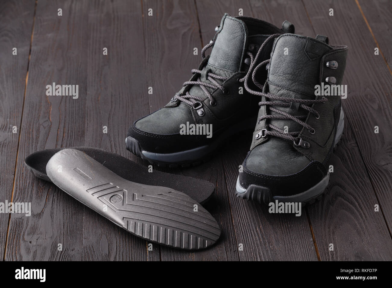 Warme Schuhe und orthopädische Einlagen. Winter Hintergrund, Schuhe  Stockfotografie - Alamy