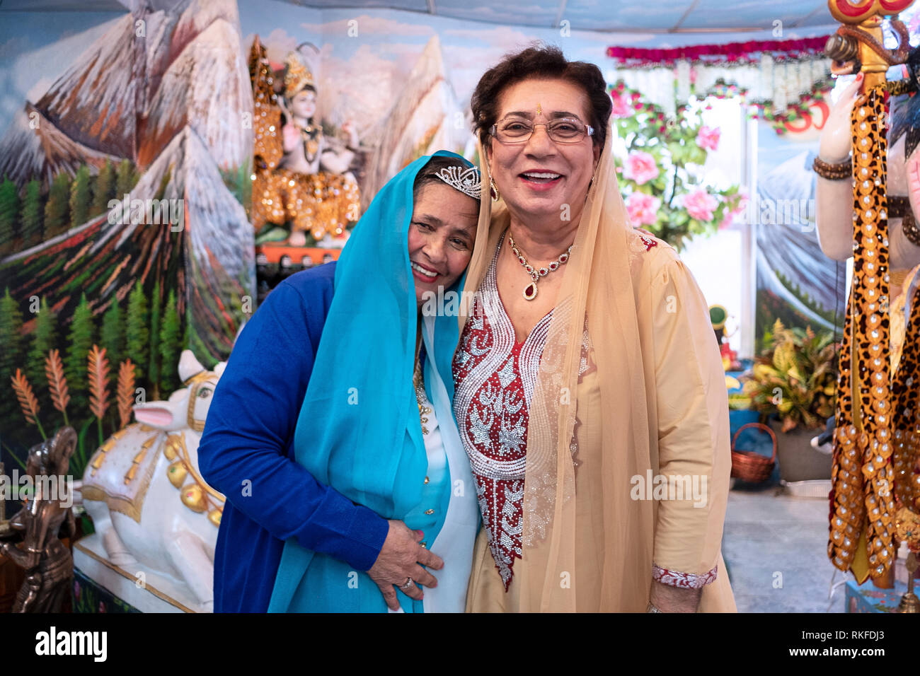 Stellen Porträt einer 70 alten hinduistischen Frau & Nichte reißen. Sie feierte ihren Geburtstag durch die Unterstützung bei einem Sonntag morgen Tempel service. In Hollis Queens, NY Stockfoto