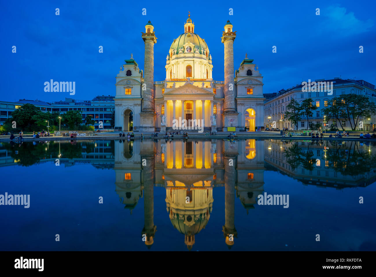 Blick auf die Karlskirche in der Nacht in Wien, Österreich. Stockfoto