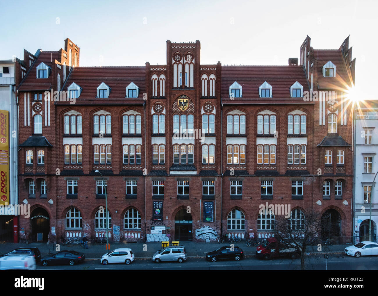 Berlin, Kreuzberg. Hallesches Haus Gemischtwarenladen. Design-Shop mit Café und Veranstaltungsort im historischen ehemaligen Postamt, Außenfassade des Backsteingebäudes Stockfoto