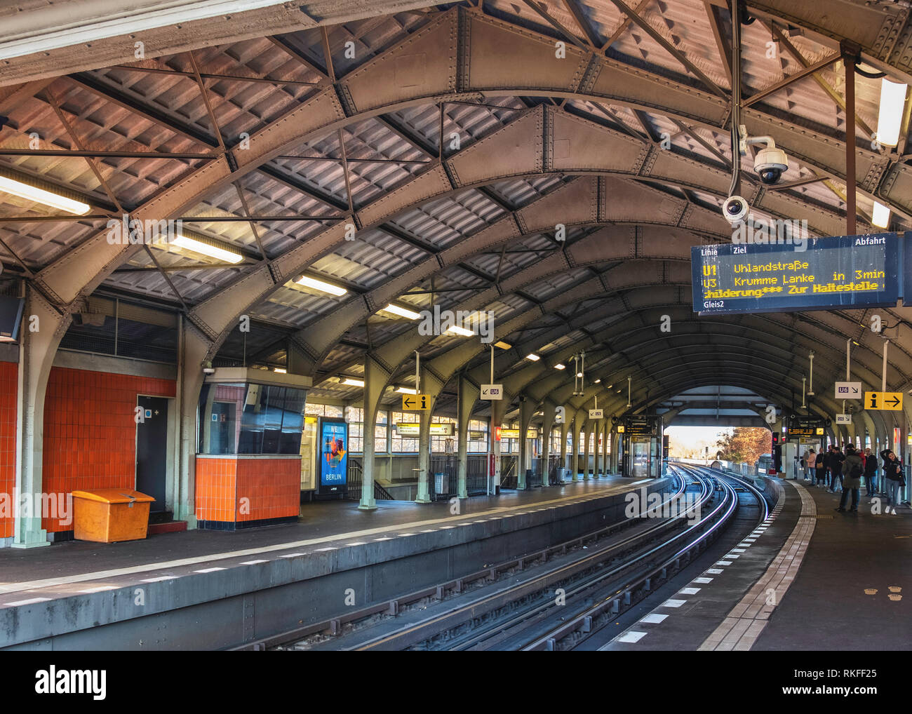 Berlin, Kreuzberg, U-Bahnhof Hallesches Tor. Plattform der U1- und U3-Leitungen auf einem Viadukt neben dem Landwehrkanal Stockfoto