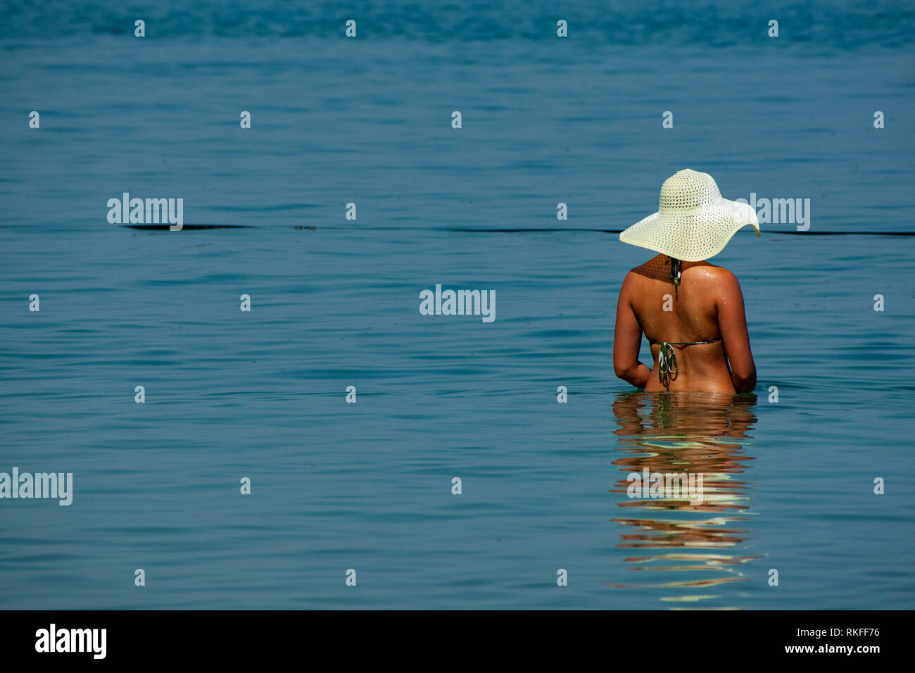 Eine Frau Baden im Toten Meer Stockfoto