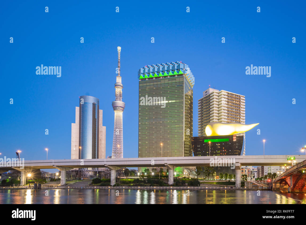 Tokio Stadt mit Wahrzeichen in der Nacht in Tokyo City, Japan. Stockfoto