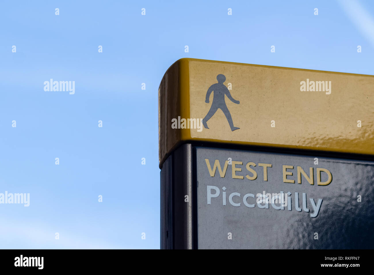 Gelbe und blaue Piccadilly im West End auf klaren Himmel. Für text Stockfoto