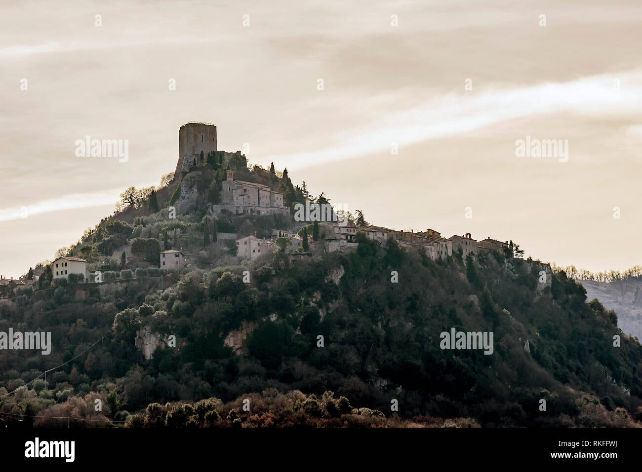 Wunderschöne Aussicht auf das mittelalterliche Dorf Rocca d'Orcia, Siena, Toskana, Italien Stockfoto
