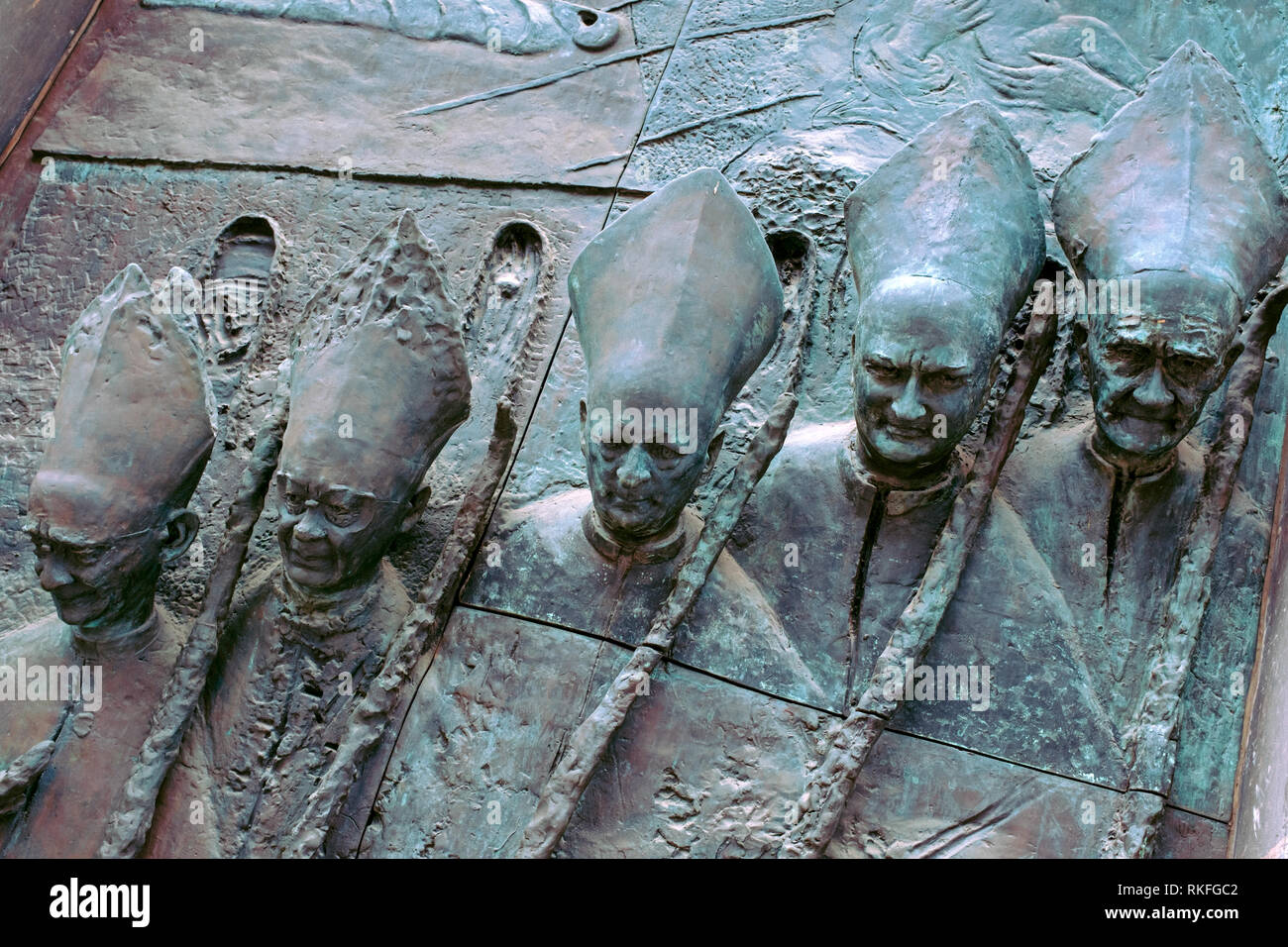 St.-Nikolaus-Kathedrale, Ljubljana, Slowenien: von Tone Demšar, erstellt das bronzetor zeigt 6 historische Bischöfe, Darstellung der Geschichte der Ljubljan Stockfoto