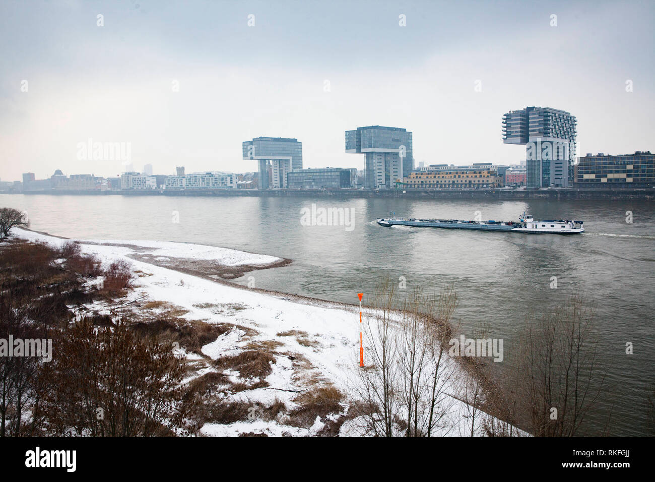 Der Kran Häuser am Rheinauer Hafen, Architekt Hadi Teherani, Rhein, schnee, winter, Köln, Deutschland sterben drei Kranhaeuser im Rheinauhafen, Stockfoto