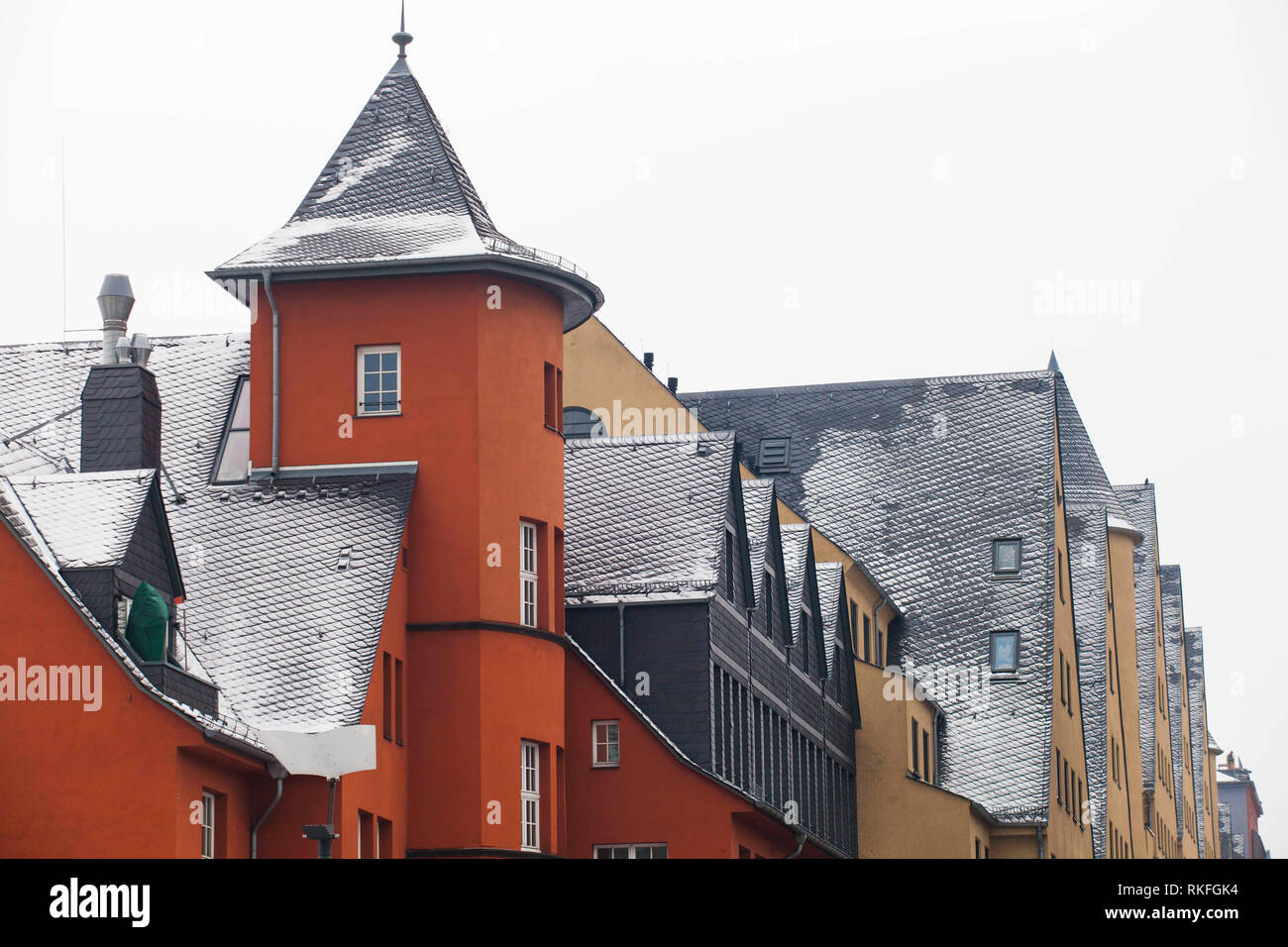 Die schneebedeckten Dächer der Gebäude Rheinkontor und dem alten Lagerhaus am Rheinauer Hafen, Köln, Deutschland schneebedeckte Daecher des Rheinkonto Stockfoto