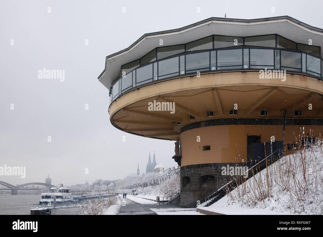 Die Bastei am Ufer des Rheins im Stadtteil Neustadt-Nord, Blick auf die Kathedrale, schnee, winter, Köln, Deutschland sterben Bastei bin Rheinuf Stockfoto